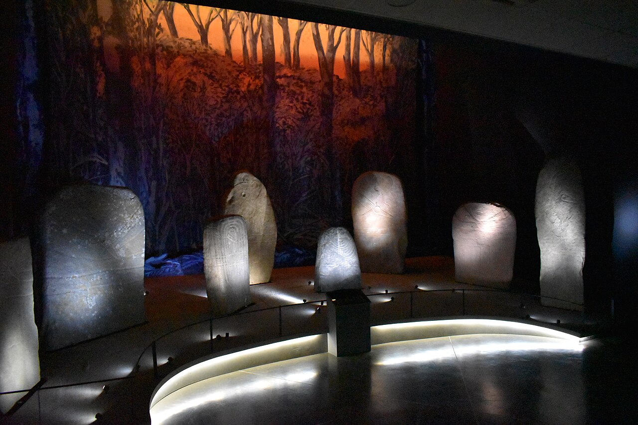 Salle des statues-menhirs en son et lumière