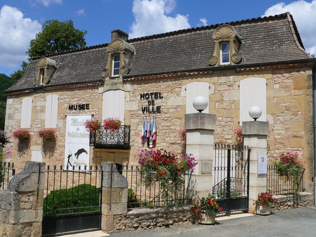 La mairie de Sauveterre-la-Lémance et son inscription « Musée »