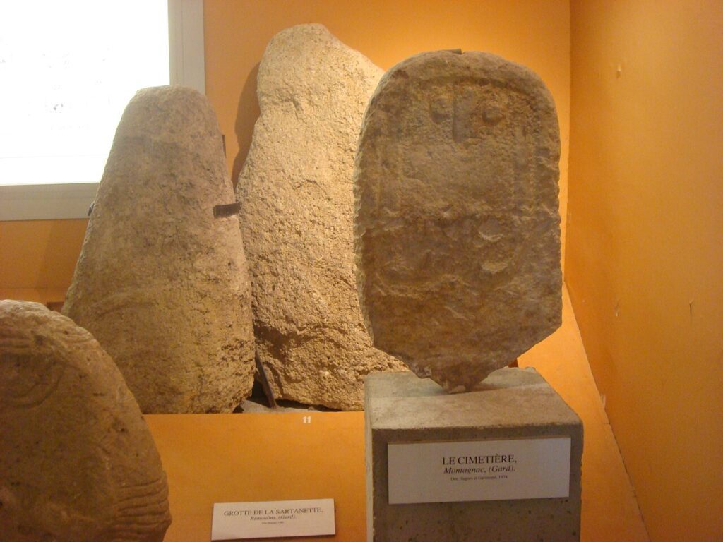 Statues-menhirs du Gard (photographie de 2009, avant la rénovation de la salle)