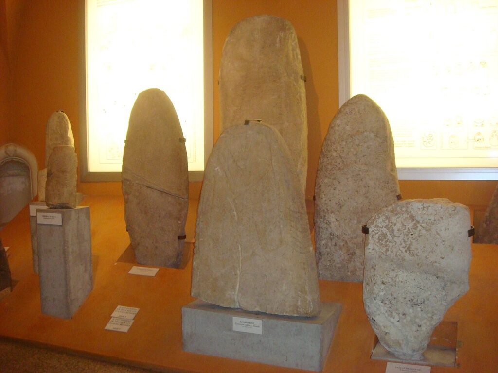 Statues-menhirs gravées présentées sur socles (photographie de 2009)
