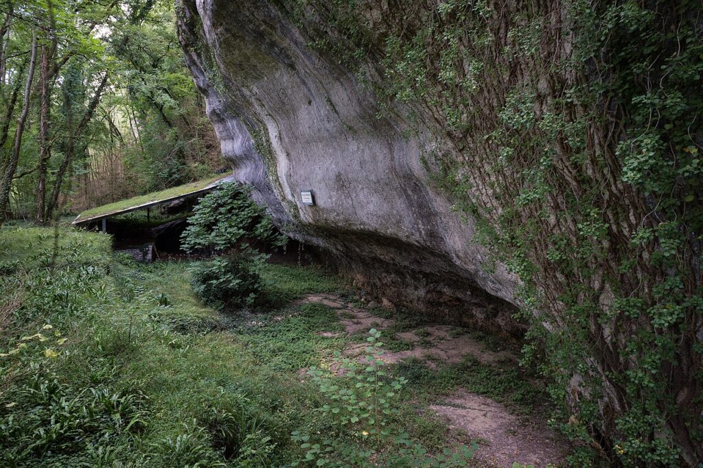 L’abri de la Madeleine au pied de la falaise