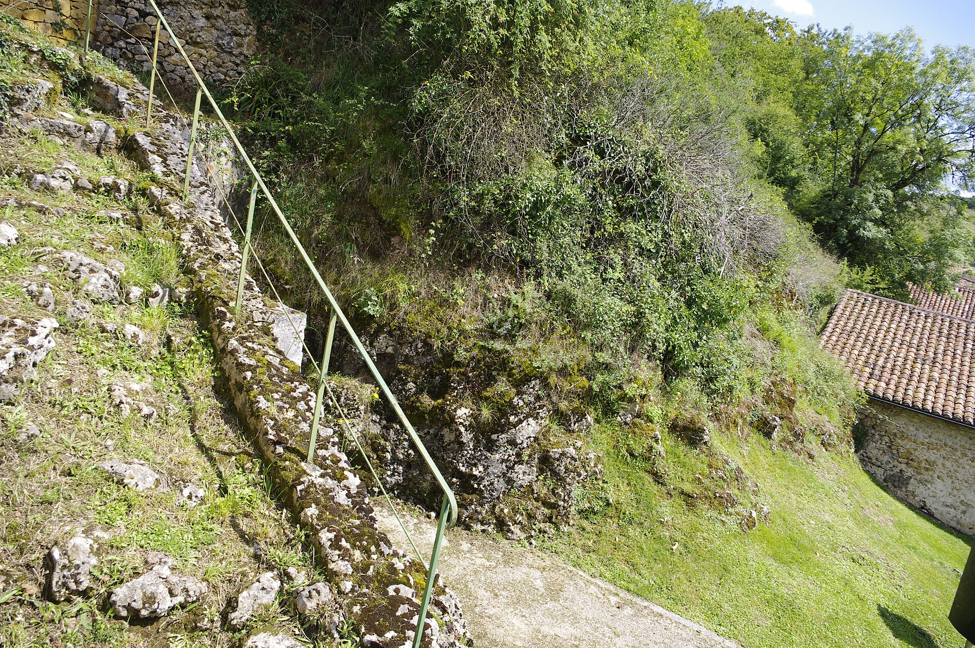 L’entrée de la grotte de la Mairie, au cœur du bourg de Teyjat