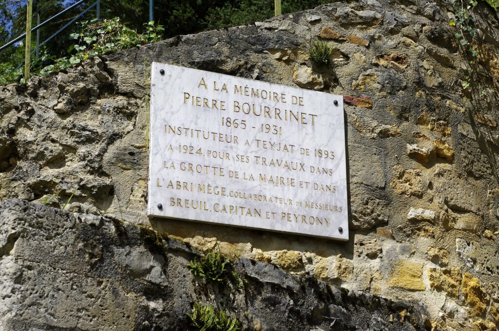 Plaque à l’entrée de la grotte