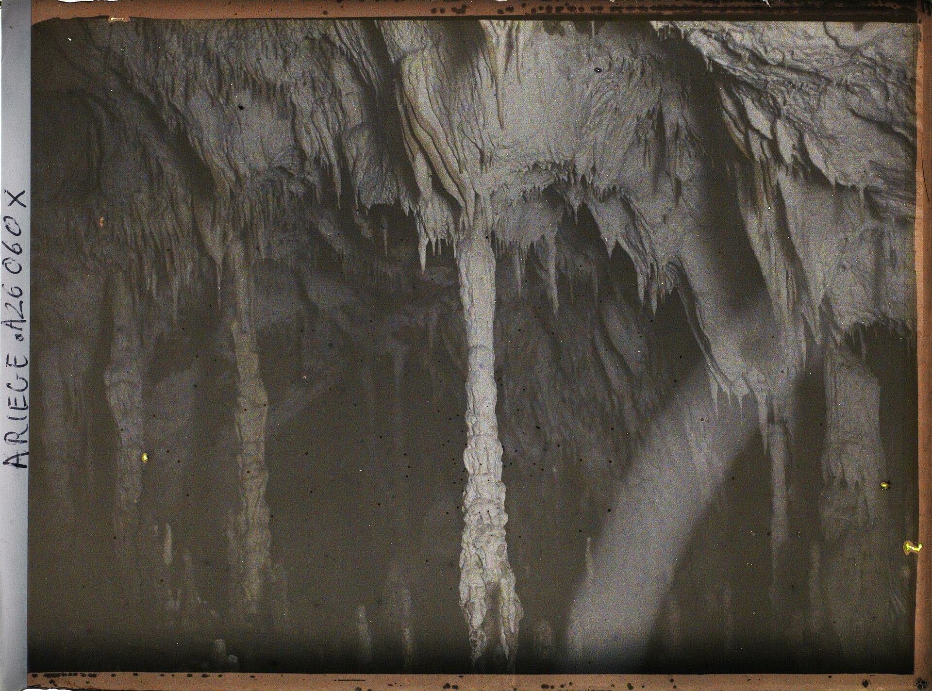 La salle Cartailhac de la grotte des Trois-Frères, photographiée en 1921