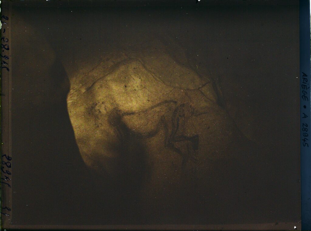 Le « Sorcier », photographié dans la grotte en 1921