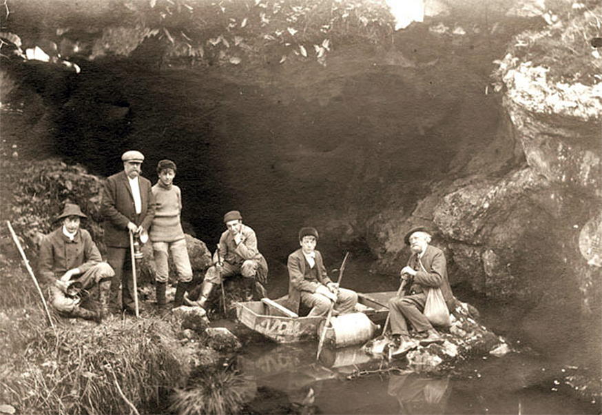 L’entrée de la grotte et ses explorateurs : l’abbé Breuil, Émile Cartailhac, Henri Bégouën et ses fils