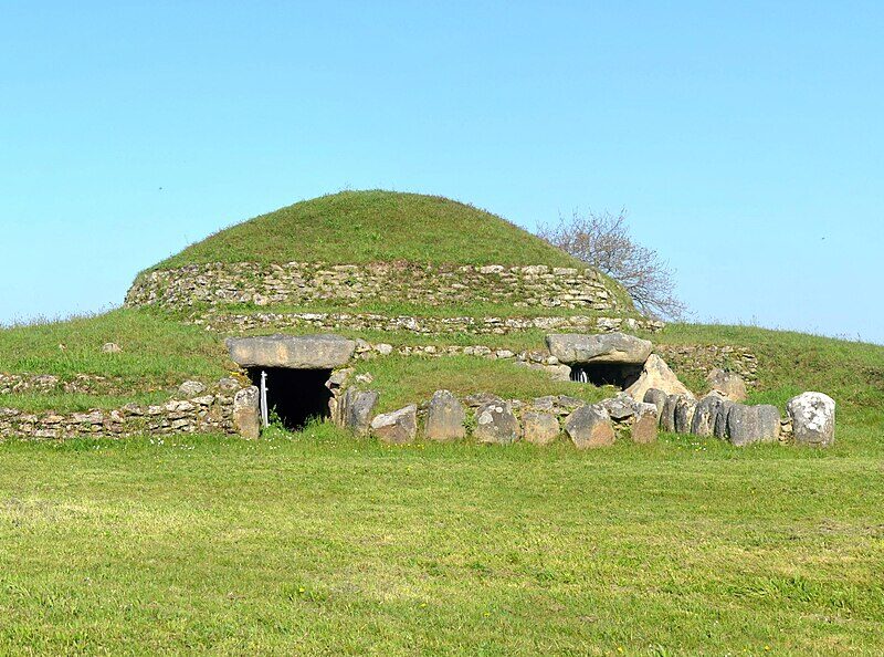Le tumulus de Dissignac, ses enceintes et ses deux entrées