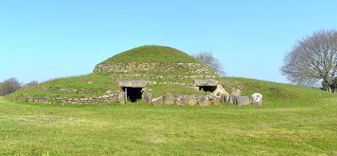 Le tumulus de Dissignac, ses enceintes et ses deux entrées