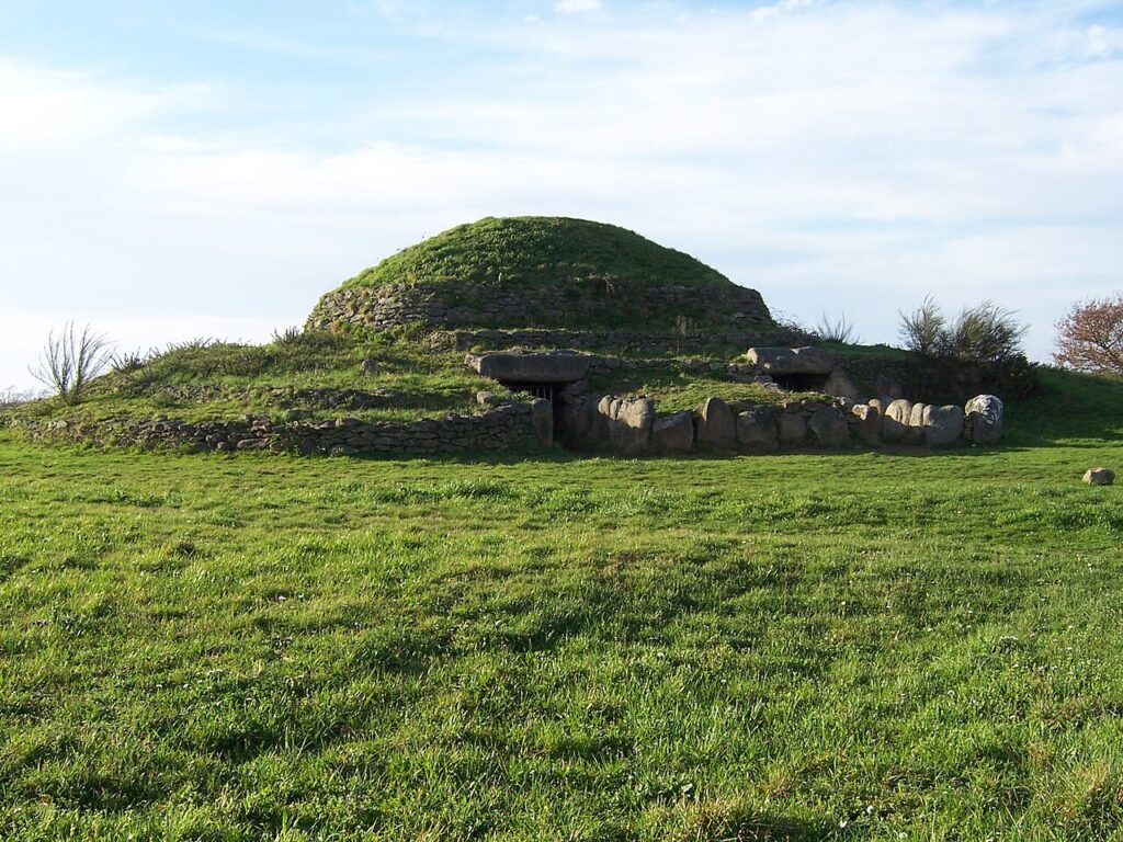 Les deux entrées du tumulus et son cairn herbeux