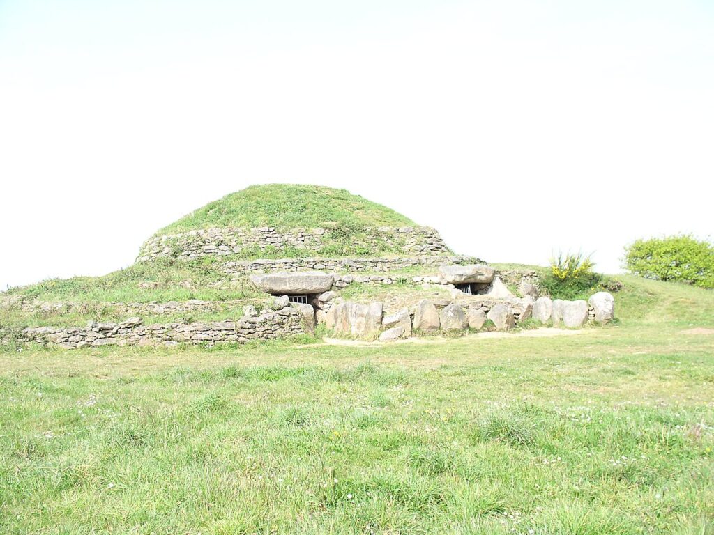 Le tumulus vu de face