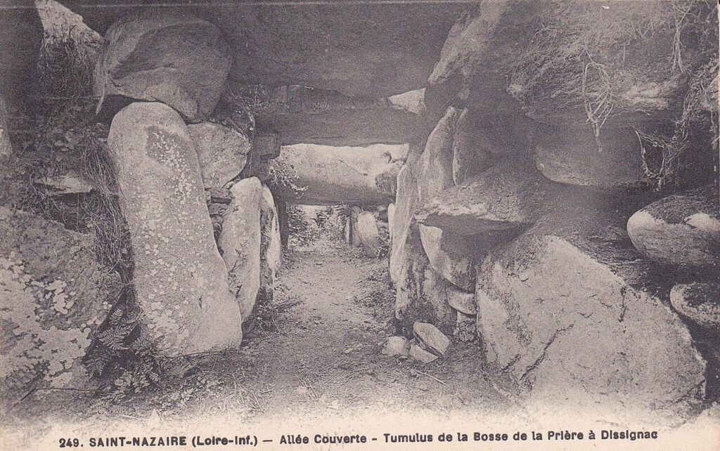 Couloir intérieur du tumulus sur une carte postale ancienne