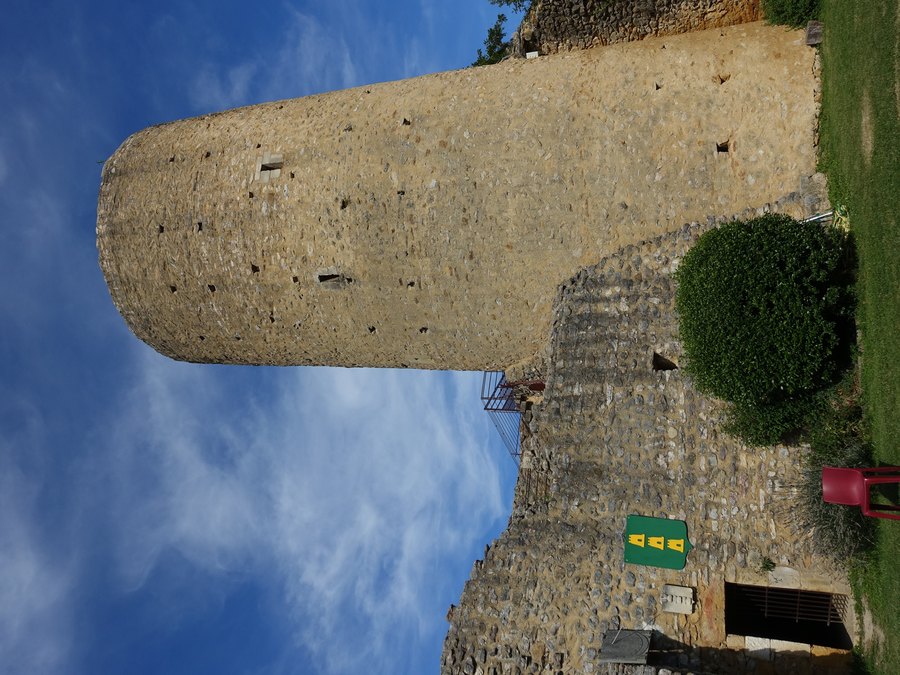 Le château d’Aurignac, au-dessus du gisement
