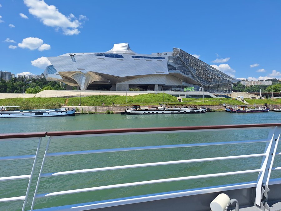Le Musée des Confluences, vu du Rhône (Lyon)