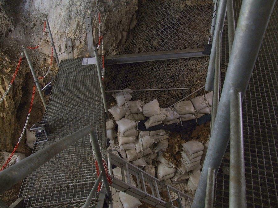L’entrée de la grotte du Hohle Fels