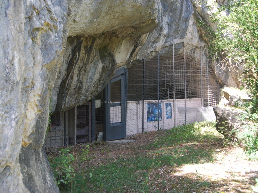 L’entrée de la grotte de la Vache