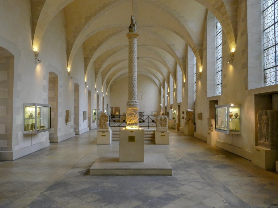 Une nef voûtée du musée Saint-Remi, à Reims