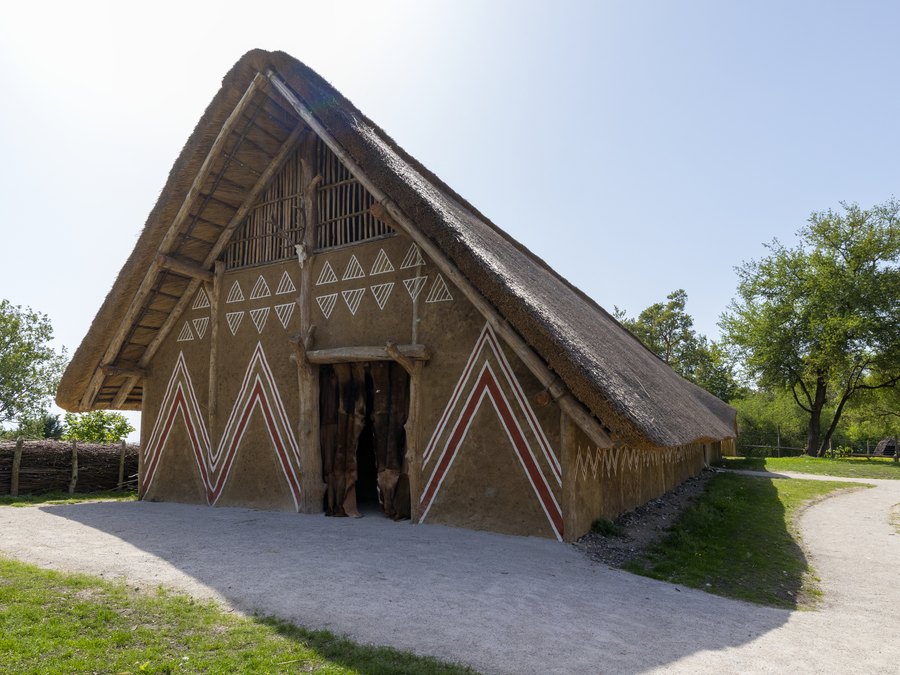 Maison néolithique reconstituée, à Samara