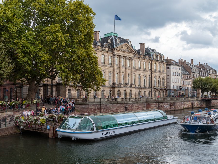 Le Palais Rohan, qui abrite le musée, au bord de l’Ill