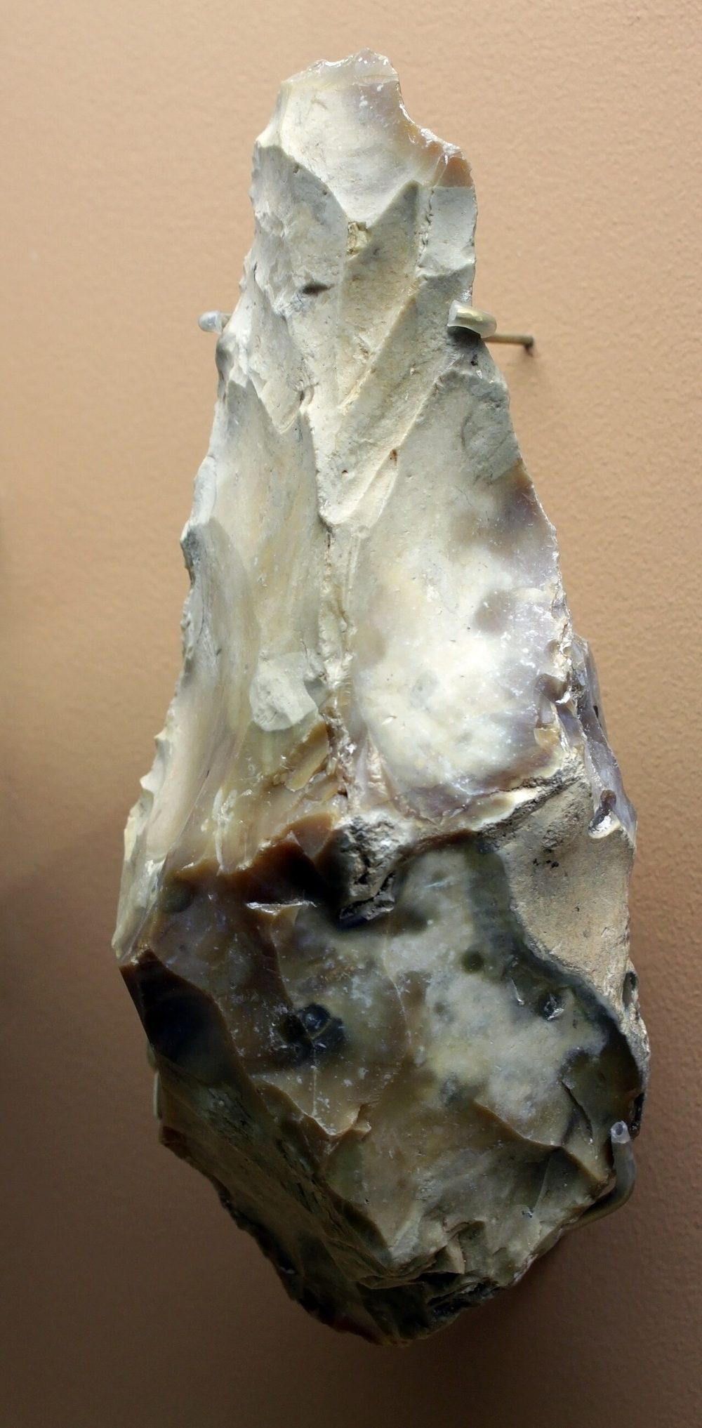 Biface acheuléen en amande, Musée d'Archéologie nationale