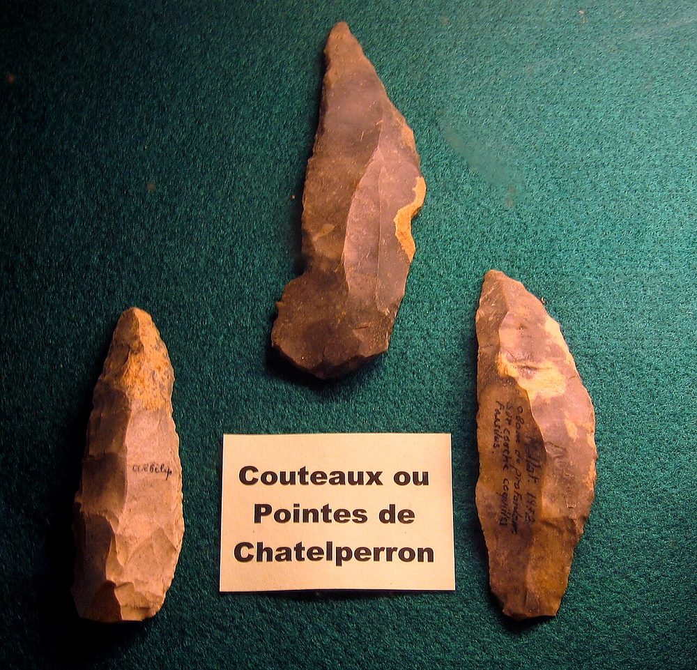 Couteaux/pointes de Châtelperron en silex à dos courbe