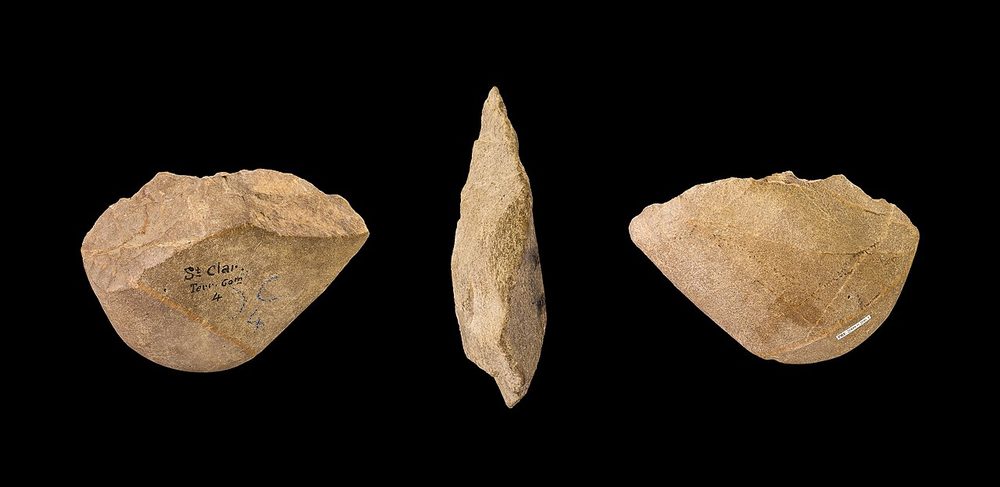 Galet aménagé vu sous trois angles