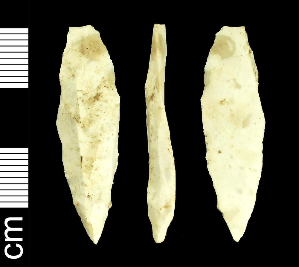 Trois microlithes allongés, armatures de projectile
