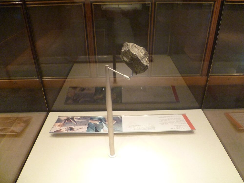 Galet aménagé (chopping tool) d'Olduvai, ~1,8 Ma