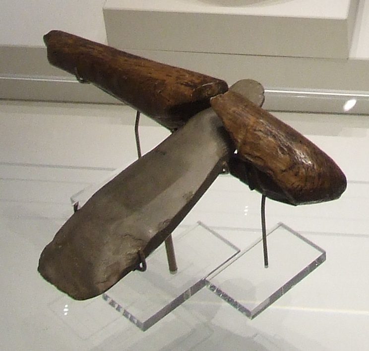 Hache polie emmanchée sur bois (Ehenside Tarn)