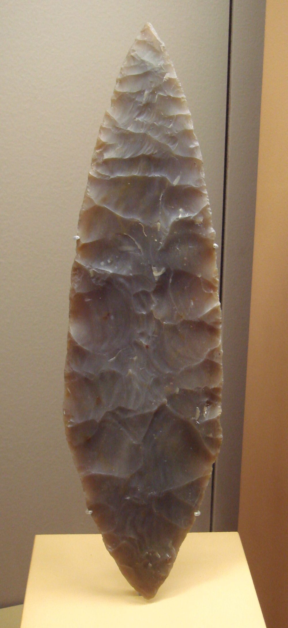 Feuille de laurier bifaciale en silex, Solutréen (MAN)